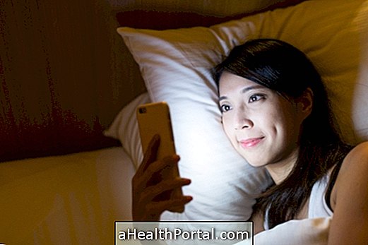 夜間に携帯電話を使用すると、不眠症を引き起こす可能性があります - 自分を守る方法を知っている