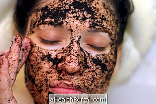 शरीर और चेहरे के लिए कॉफी के साथ 4 घर का बना exfoliants