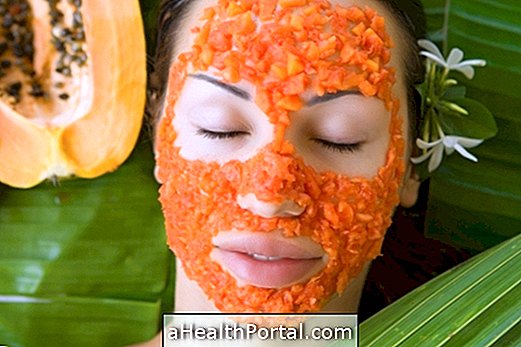 चेहरा साफ और मुलायम छोड़ने के लिए पपीता के साथ घर का बना exfoliation